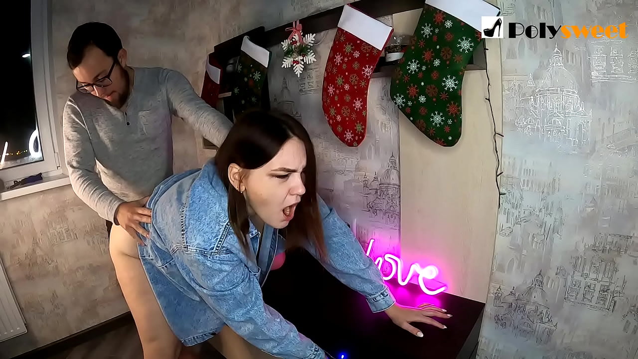 هلک د یوې ښکلې نجلۍ سره د خولې او ډیک سره په غاړه کې د پونی ټیل سره خوند واخیست