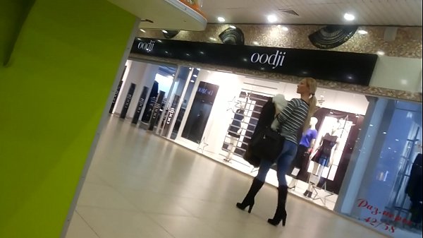 په سوپر مارکیټ کې یخ چرګ.