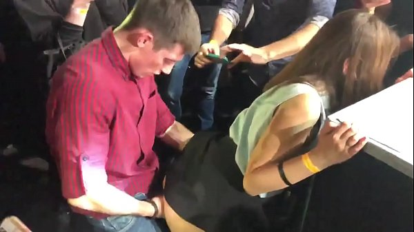 په روسیه کې د شپې په کلب کې اصلي جنسیت. 18 کلنه روسی نجلۍ د مقعد او اندام په برخه کې په یوه نایټ کلب کې وهل